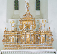Meuble en bois peint or sur fond blanc